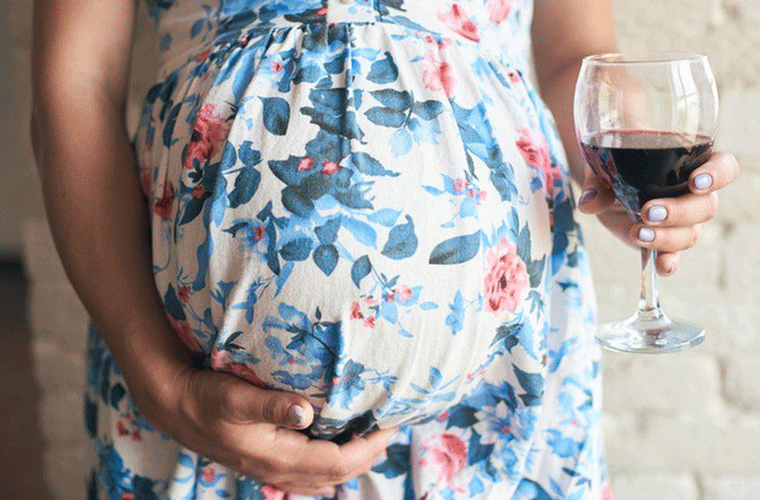 چرا نباید در بارداری مشروبات الکلی بنوشیم؟