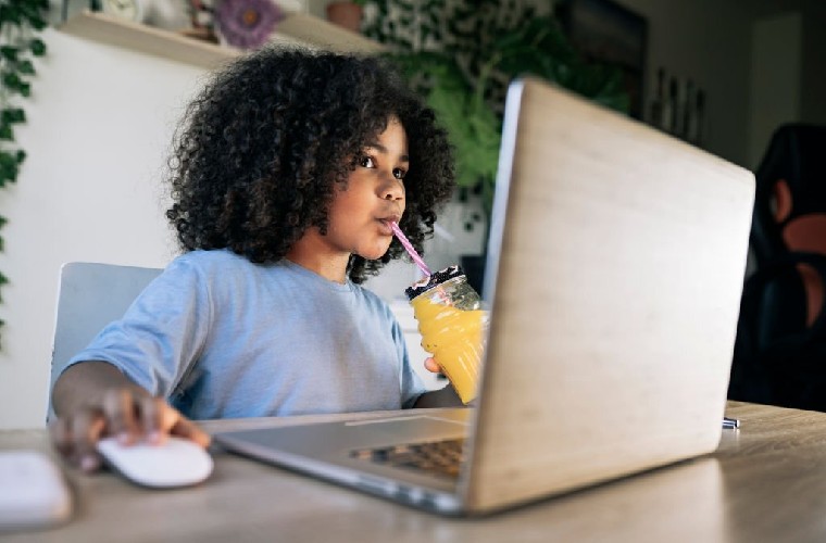 روش‌های مقابله با خطرات ناشی از تعاملات اینترنتی کودک چیست؟