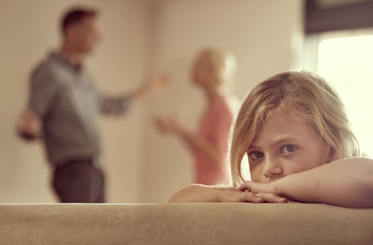آسیب‌های طولانی‌مدت دعوای والدین در حضور کودک چیست؟